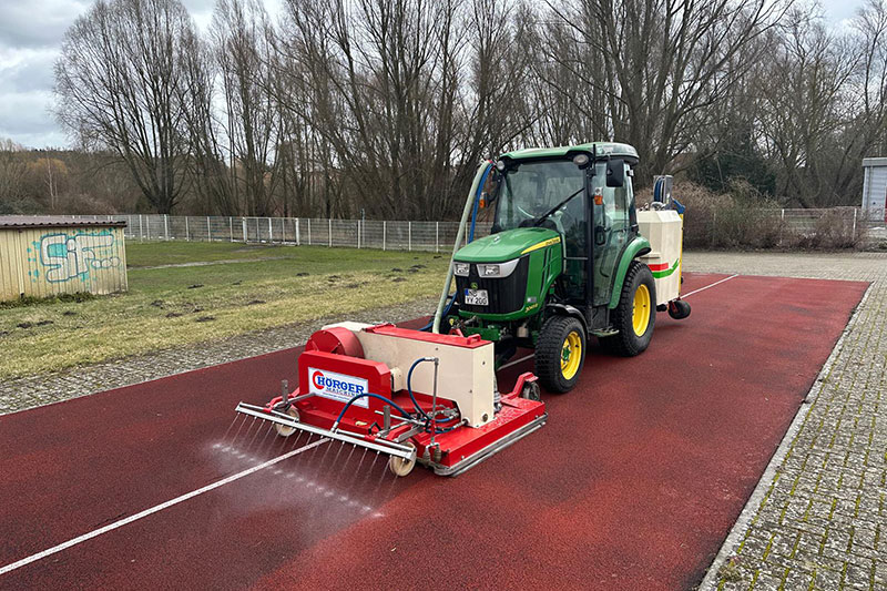 Maschinelle Reinigung einer Tartanlaufbahn